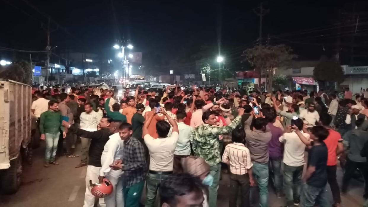 Alleging disturbances in EVM, SP workers blocked the road in varanasi