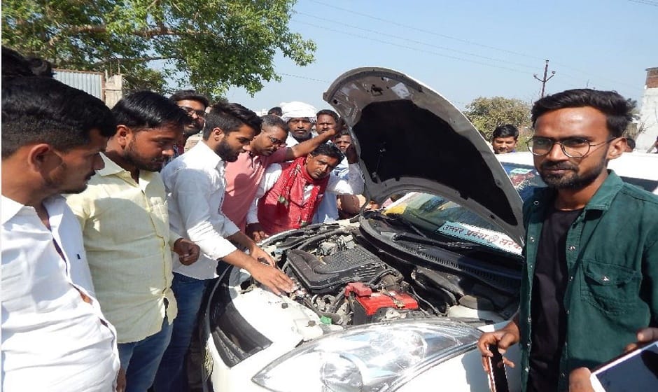 Security of EVM In Ballia, SP workers saw by lifting the dicky, bonnet and seat of officers' vehicles