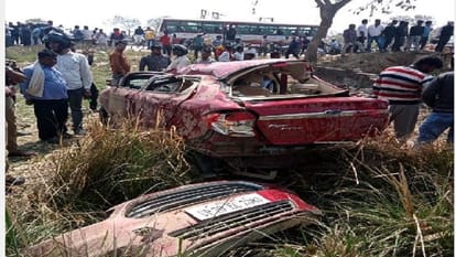 Accident in Varanasi Vehicle of visitors going to Prayagraj overturns, one dead, 13 injured