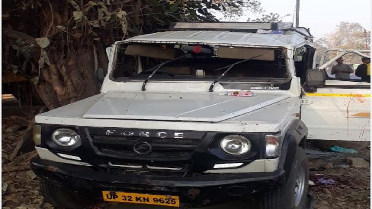 Accident in Varanasi Vehicle of visitors going to Prayagraj overturns, one dead, 13 injured