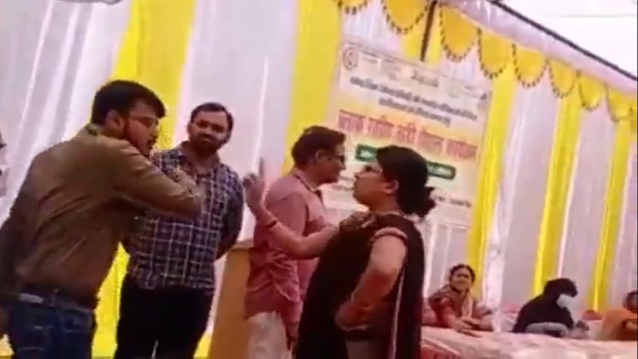 The headmistress slapped the assistant teacher in the female teacher honor ceremony in ballia