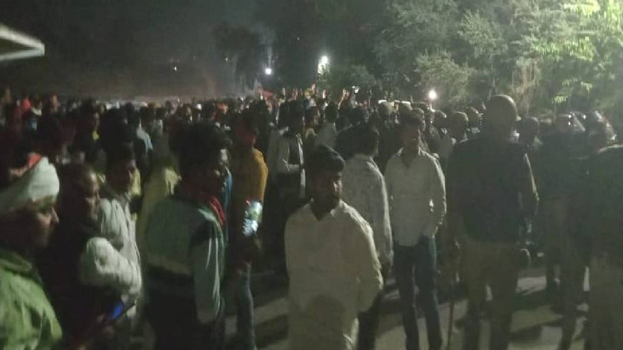SP workers caught postal ballot loaded vehicle in the dark of night In Azamgarh