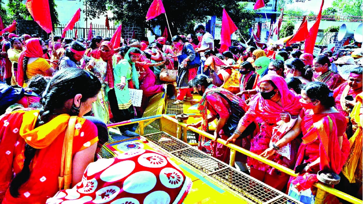 15 thousand Anganwadi workers took to streets to demand rights surrounded secretariat