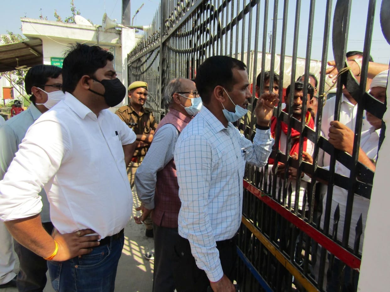 Seeing the employee carrying the laptop, SP workers got angry.