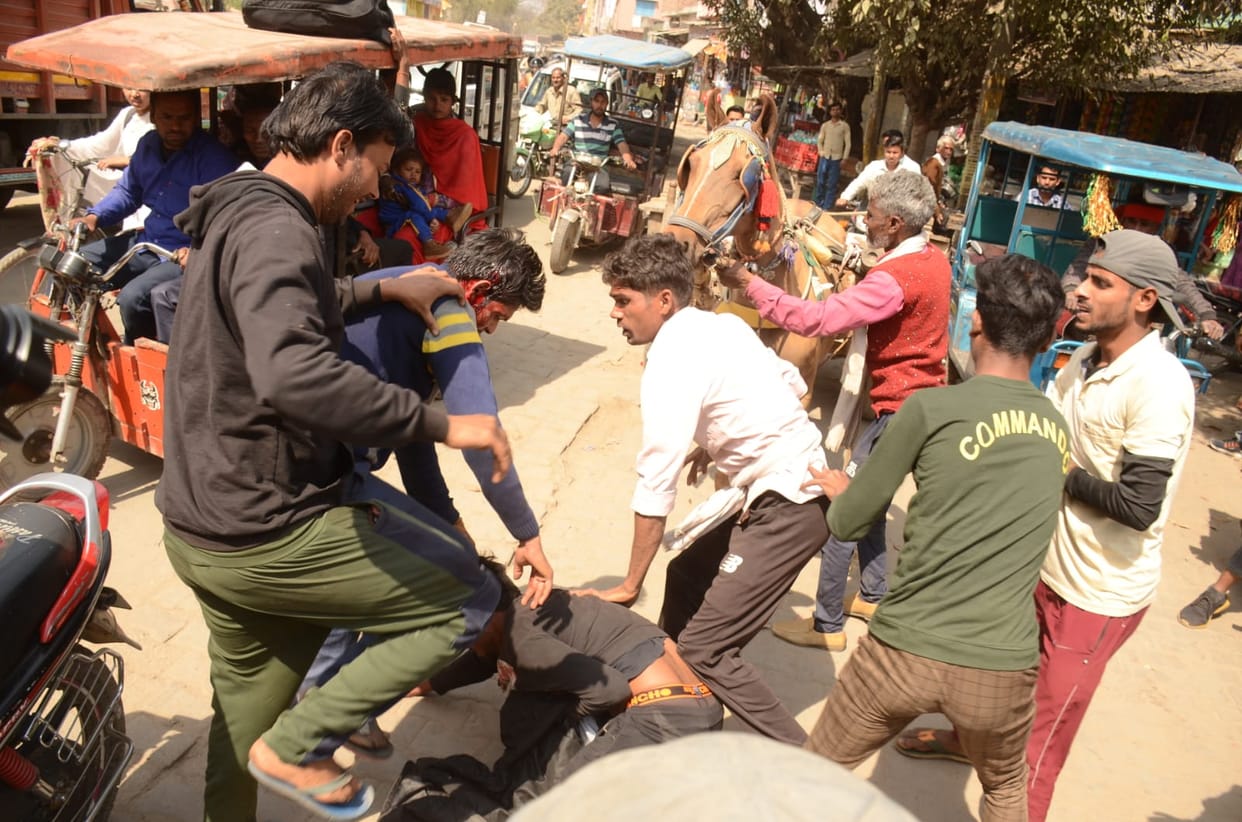 Fight between e-rickshaw driver and bike rider