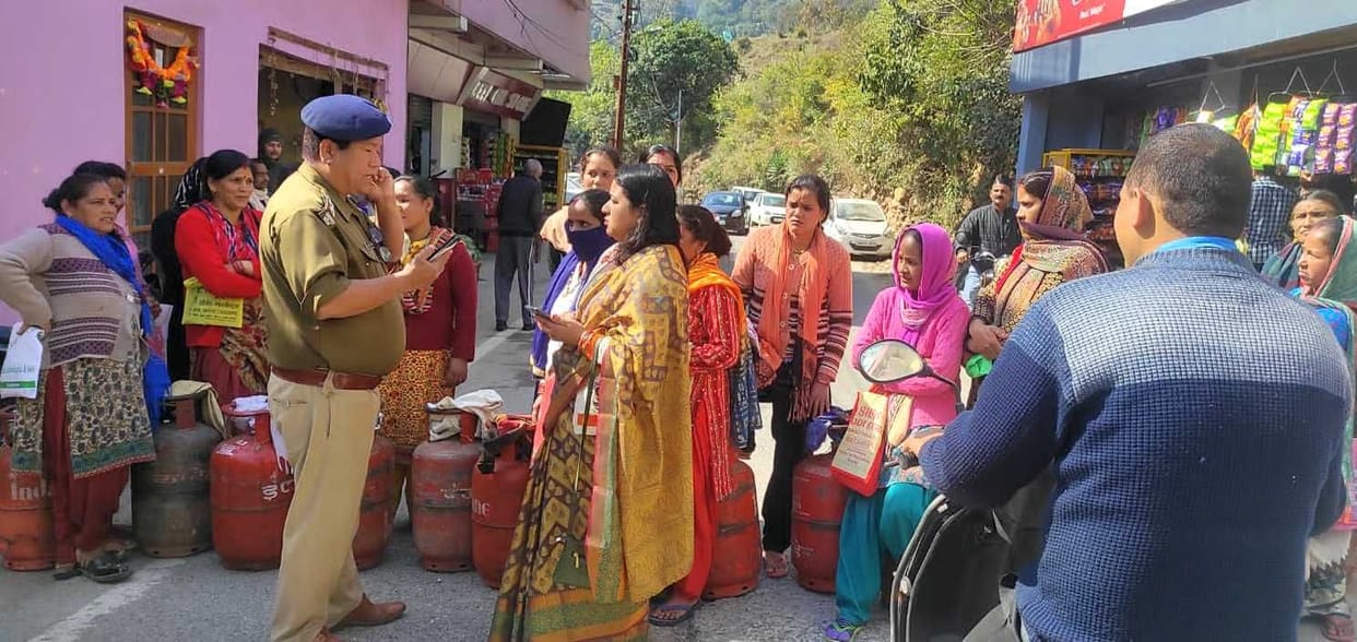 Traffic Jam For LPG in Bageshwar