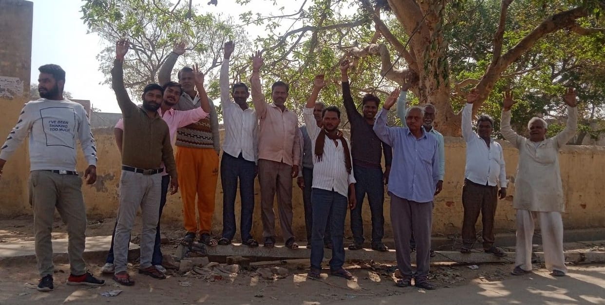 Hathras: Supply stalled due to damage to the pillar, people demonstrated