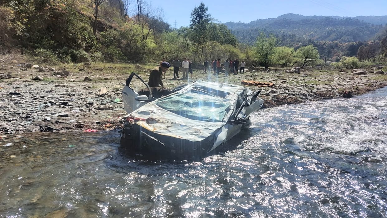 Accident: Car of brother and sister going to attend grandmother's funeral fell into khad, both died