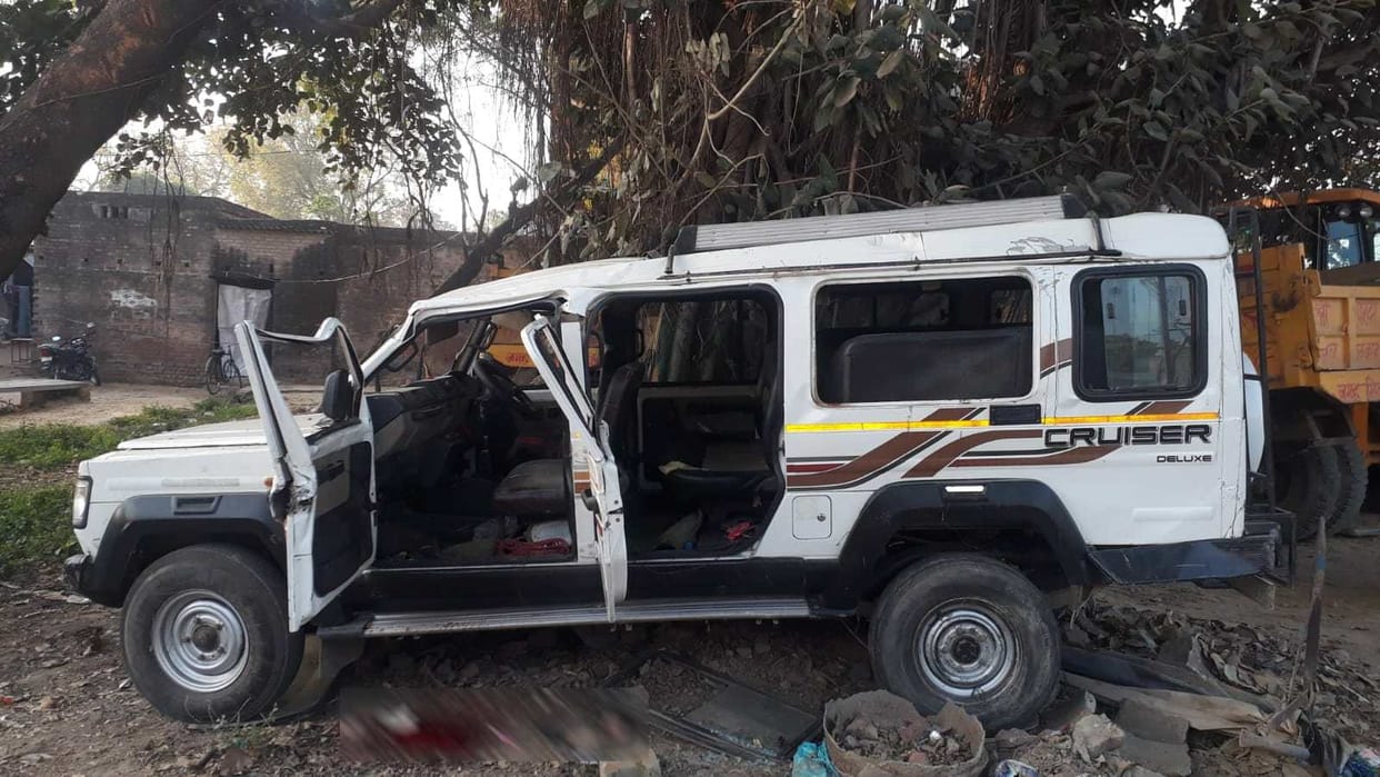 Road accident in varanasi cruiser full of pilgrims going from Kashi to Prayagraj overturns one killed and 13 injured