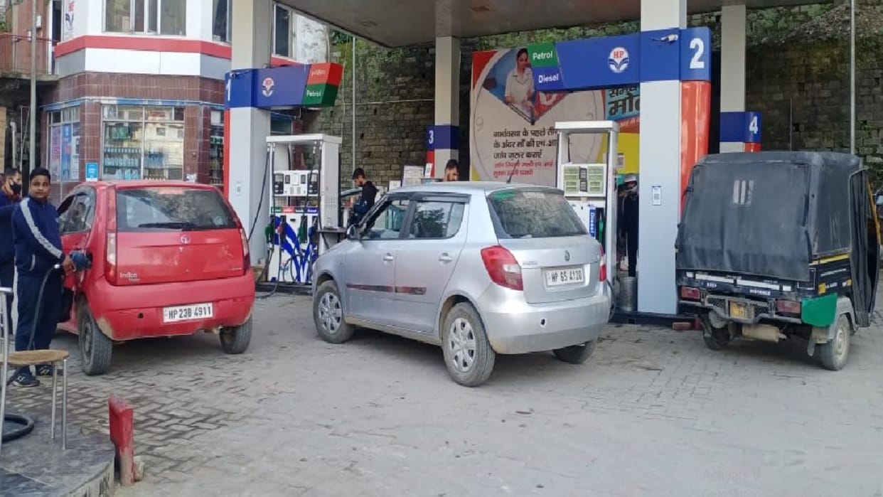 possibility of a rise in diesel-petrol prices, crowd gathered at the pumps to fill the tanks of the vehicles in mand himachal