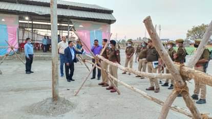 डीएम-एसपी के साथ मतगणना स्थल का निरीक्षण करते चुनाव प्रेक्षक