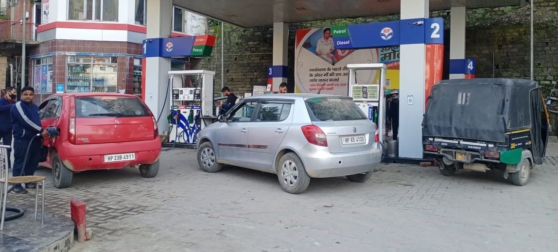Fear of rise in diesel prices, crowd gathered at petrol pumps