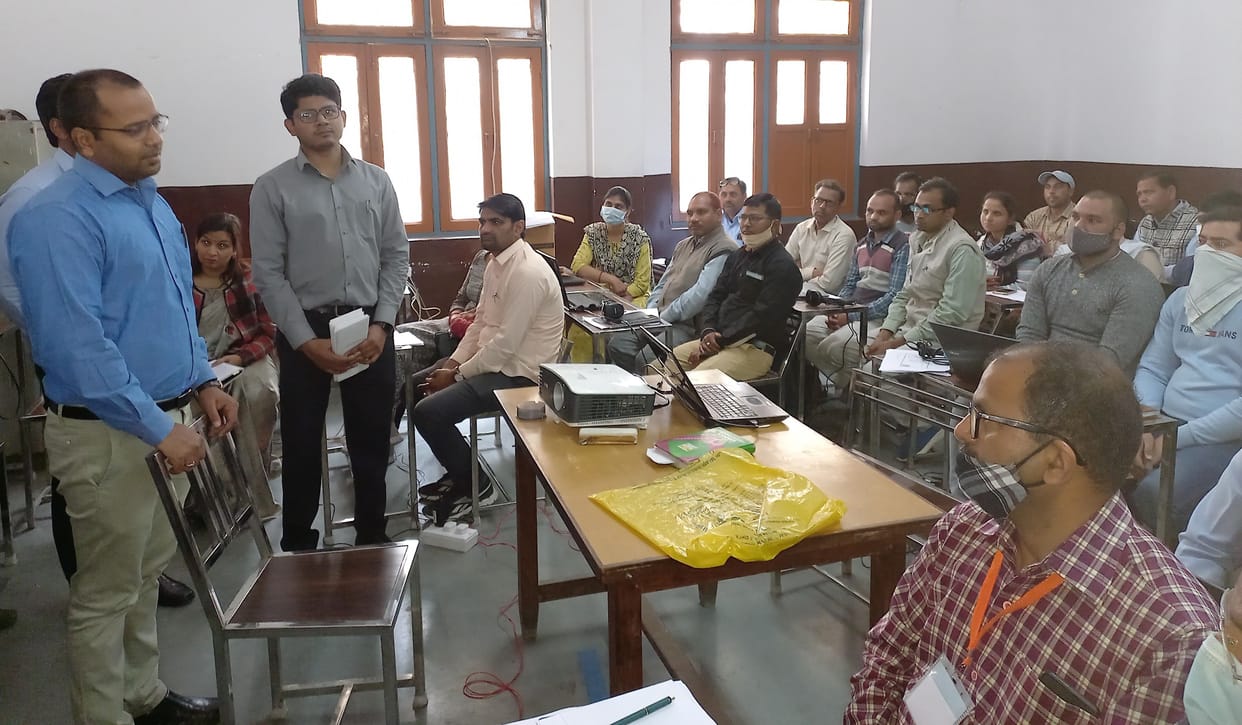 Hathras: Explained the details of counting of votes to the personnel