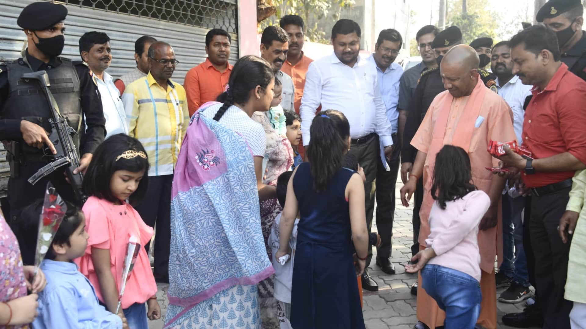 CM yogi play with childran in Gorakhpur