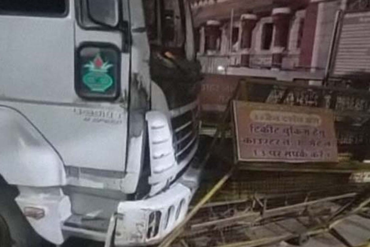 Ujjain: Uncontrolled dumper entered the crane outside Mahakal temple, devotees standing for incineration narrowly survived