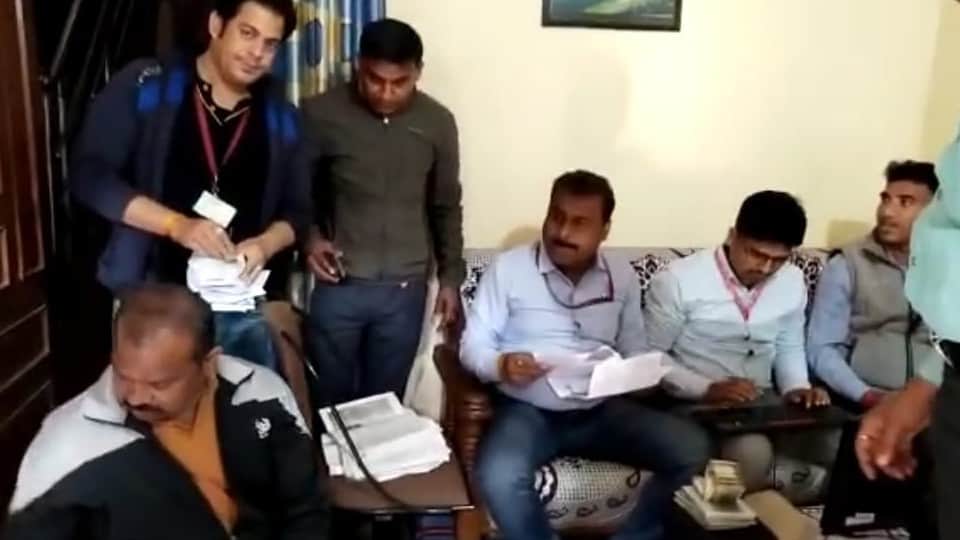 Ujjain: EOW raided assistant teacher's house, got job with salary of Rs 750, became a millionaire in two decades
