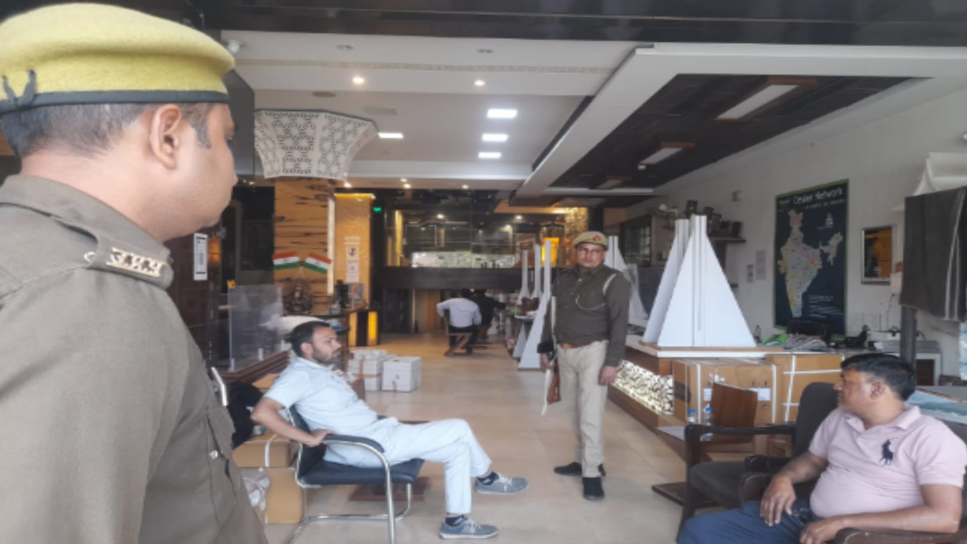 Income tax team was searching the house of 10 crores for 15 hours, investigation on showroom and factory also