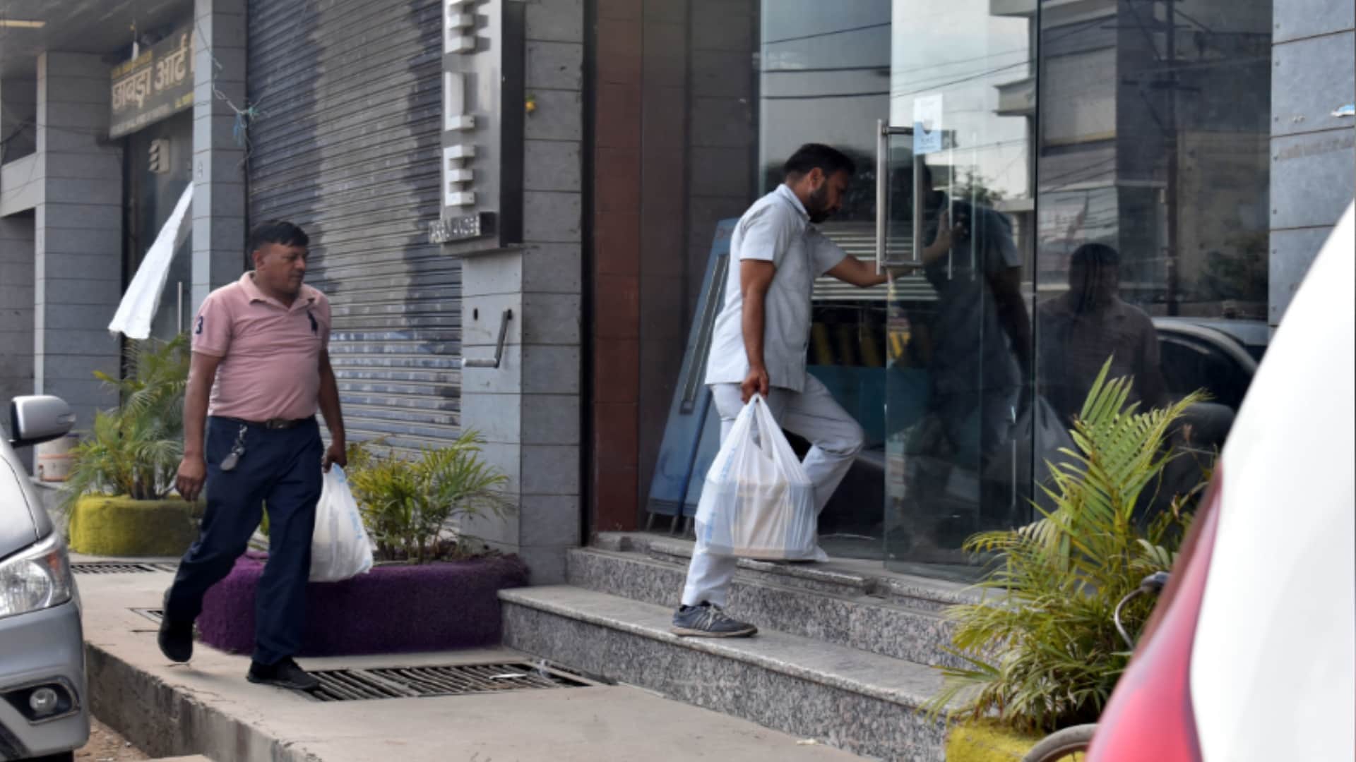 Income Tax Department raid continues on next day: Plywood cost 16 lakhs, bill 9 lakhs