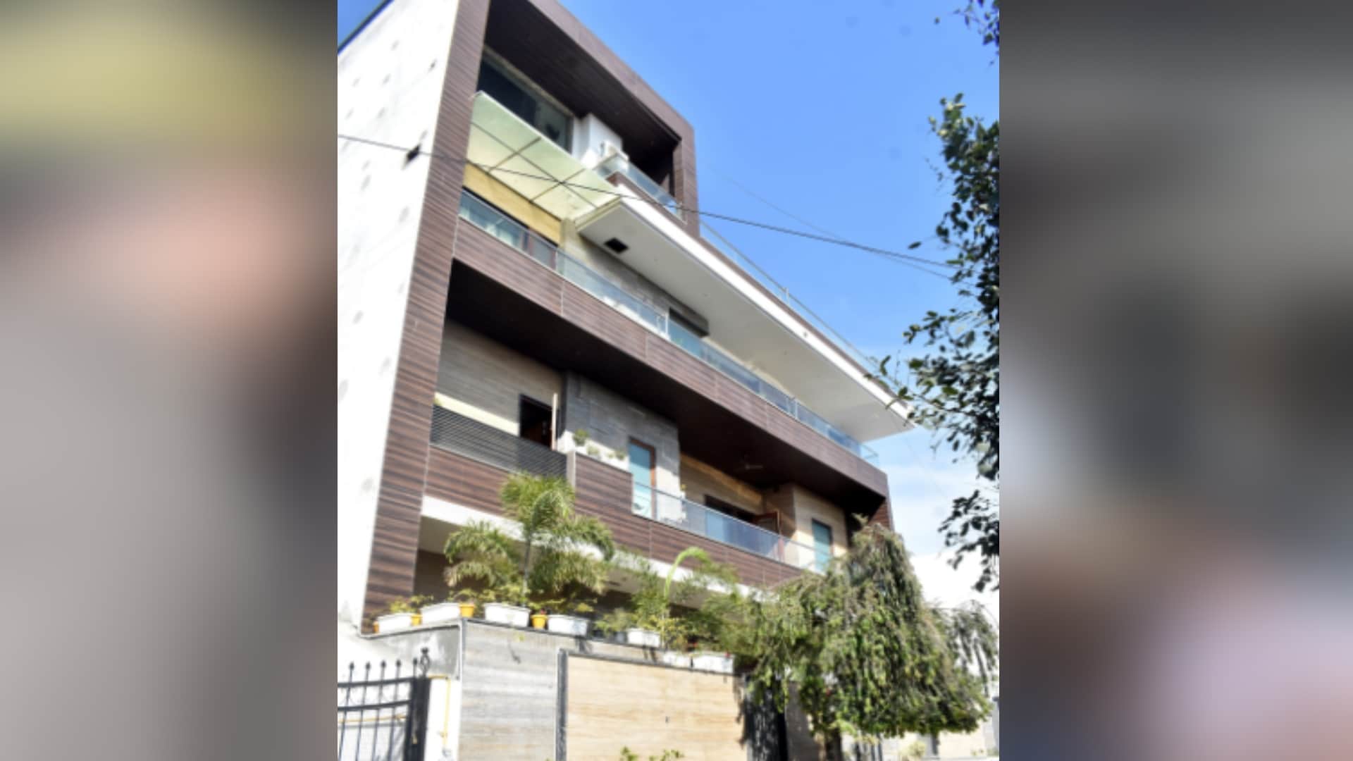 Income Tax Department raid continues on next day: Plywood cost 16 lakhs, bill 9 lakhs