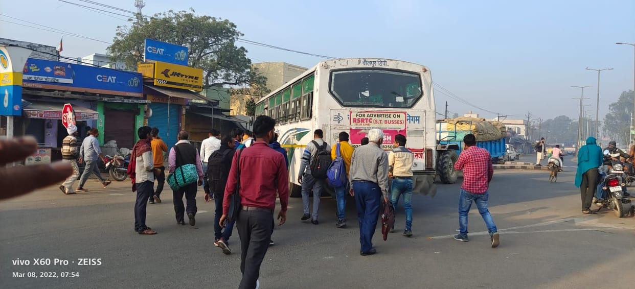 Hathras: Diesel runs out in the bus, passengers had to run