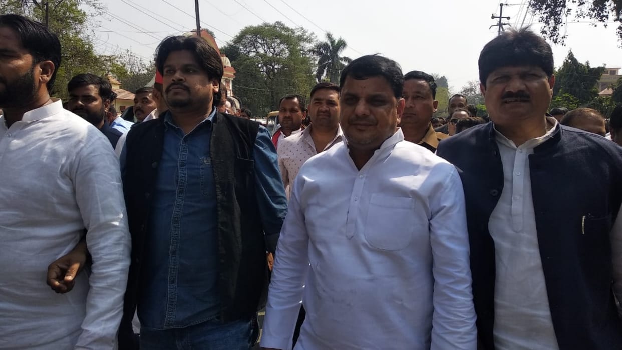 SP workers stopped car of CDO in Gorakhpur