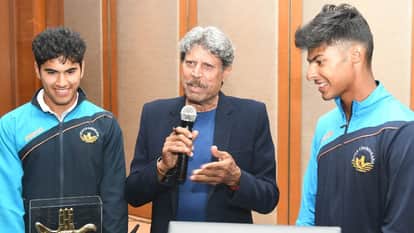 राजअंगद बावा और हरनूर पन्नू से बात करते कपिल देव।