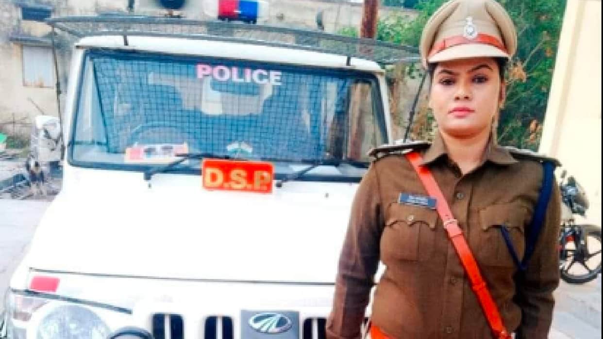 Bhopal DSP beaten up by husband: When the DSP stopped forcibly entering the house, the husband hit the wall with his head