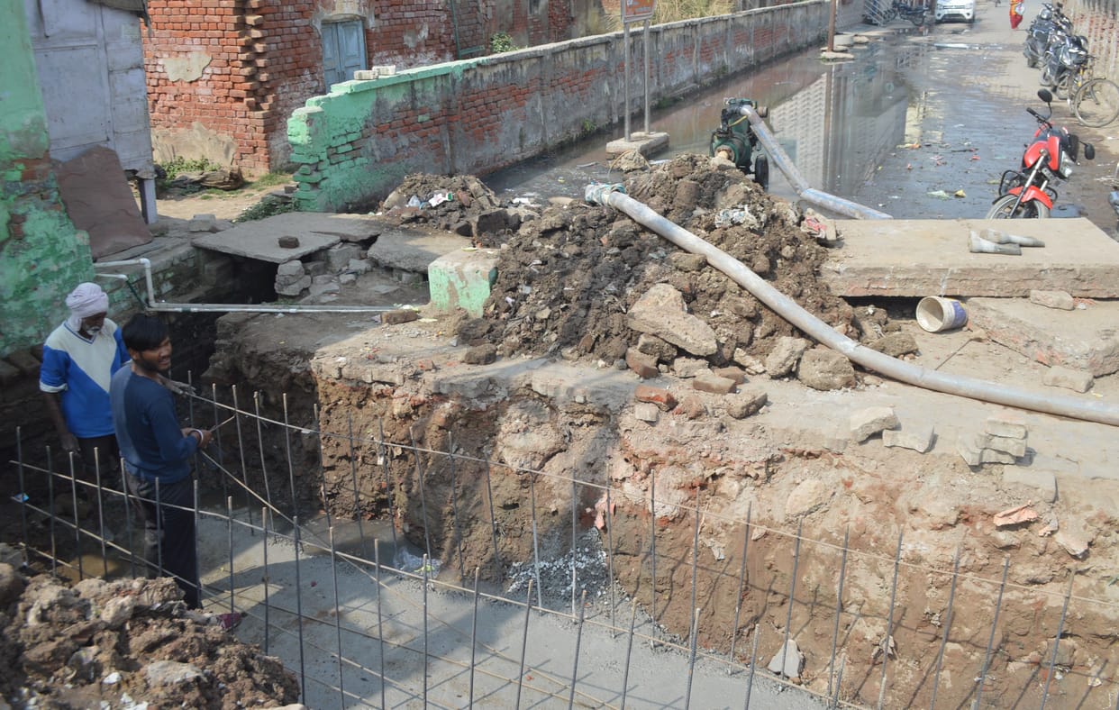 Hathras: Construction of culvert incomplete, people facing problems