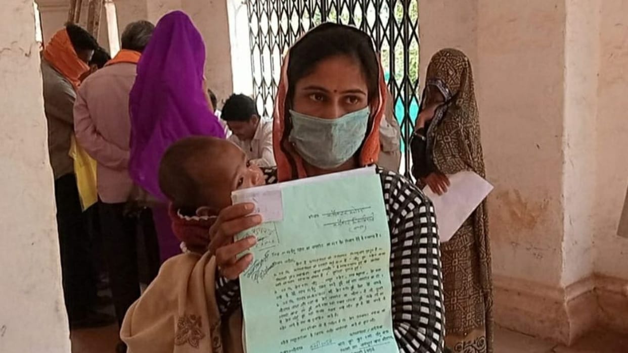 Shivpuri: Wife and three daughters were abandoned for not having a son, the woman pleaded with the collector for justice