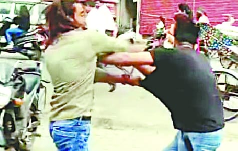Two showroom employees fought fiercely in the process of pulling customers