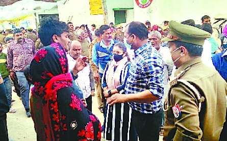 Death of a woman sitting on a dharna against BDA, demonstration by placing dead body at the crossroads