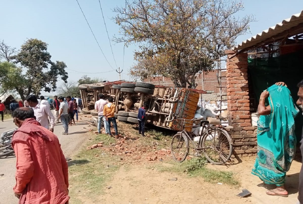 Road  accident  in Mirzapur Paddy laden truck overturned while trampling four vehicles 6 injured driver caught by people