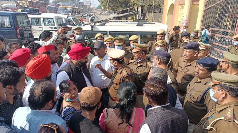 samajwadi party workers created a ruckus by expressing suspicion of evm disturbances in pilibhit