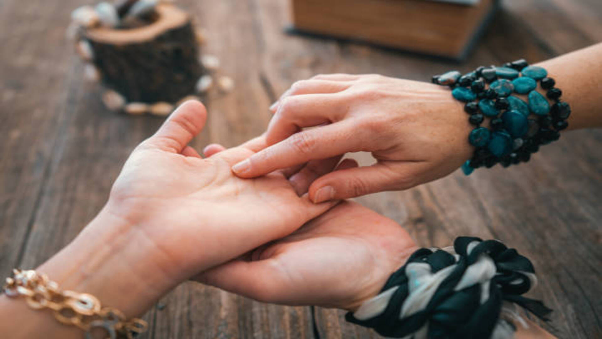 Palmistry People Who Has Auspicious H Sign in Palm They Rapidly Progress After Age of 40 and Get Luxury Life