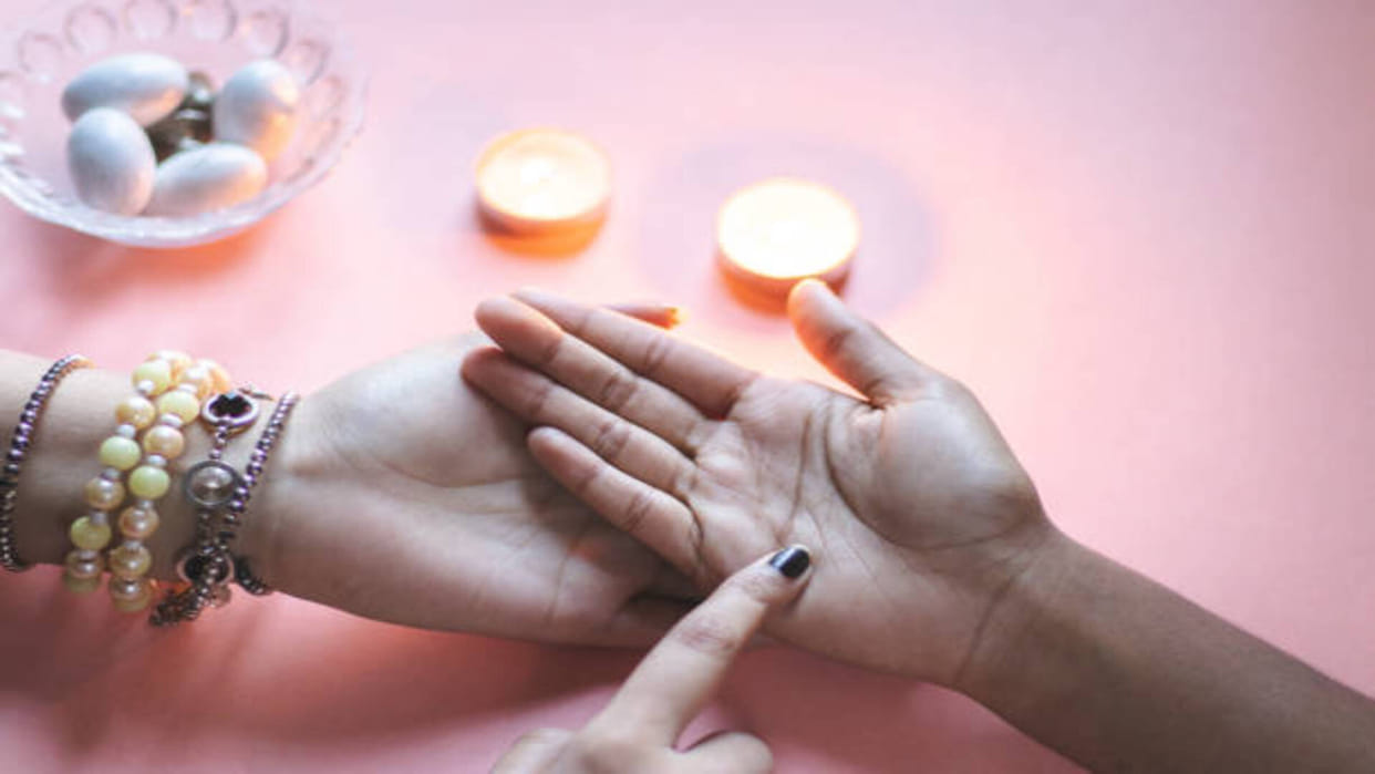 Palmistry People Who Has Auspicious H Sign in Palm They Rapidly Progress After Age of 40 and Get Luxury Life