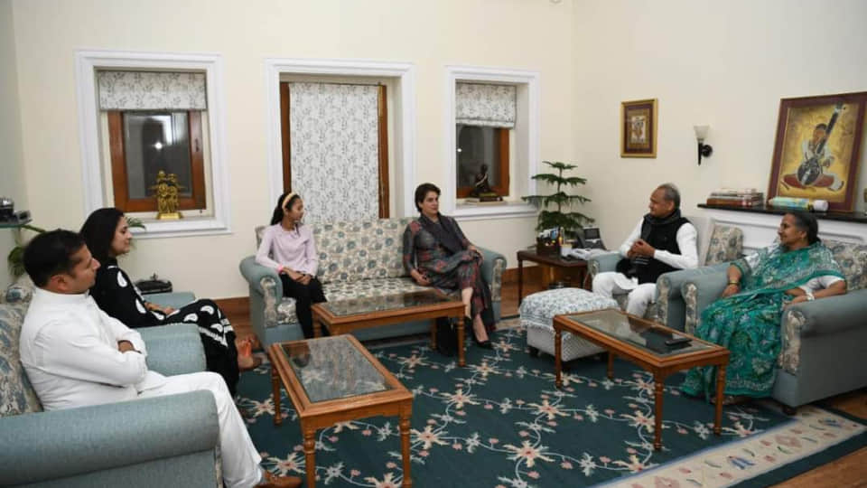 Priyanka Gandhi came to Jaipur and met the cm Gehlot family see all photos