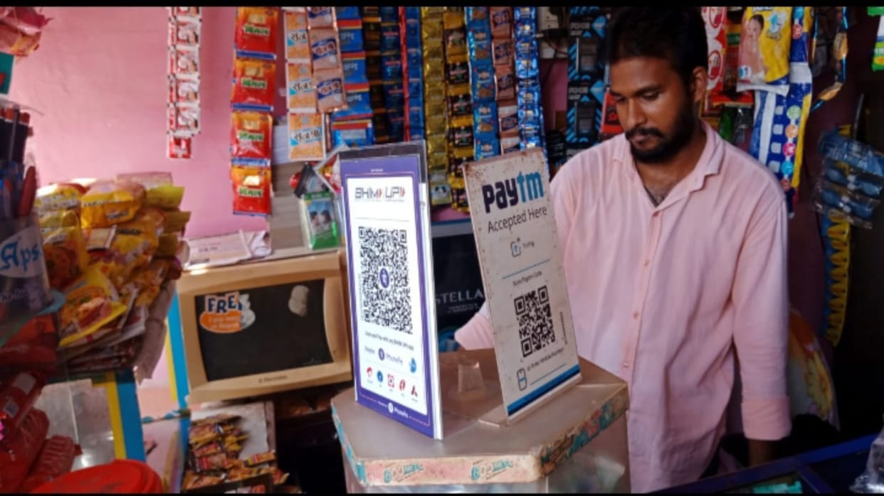 UPI Server down complaint raised by Social Media Users tags Bank for clarification news in hindi