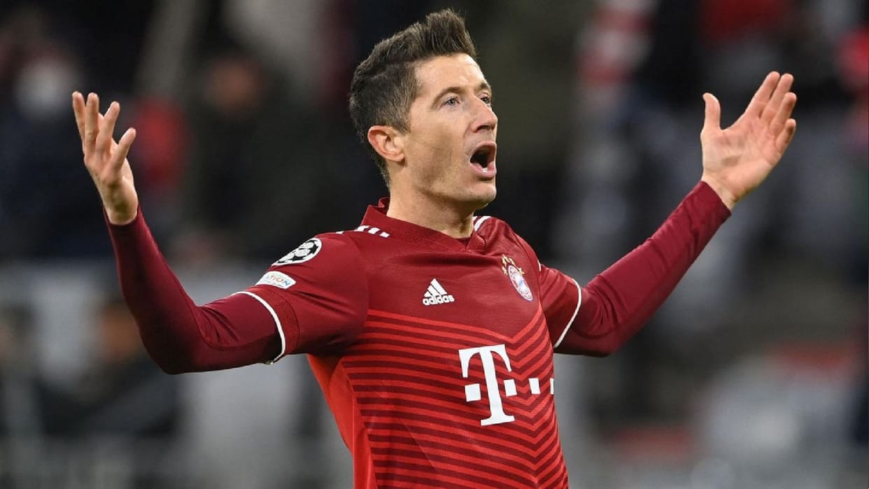 Champions League Bayern Munich and Liverpool reach the quarterfinals Robert Lewandowski scored three goals in 11 minutes