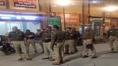 Alleging disturbances in EVM, SP workers blocked the road in varanasi