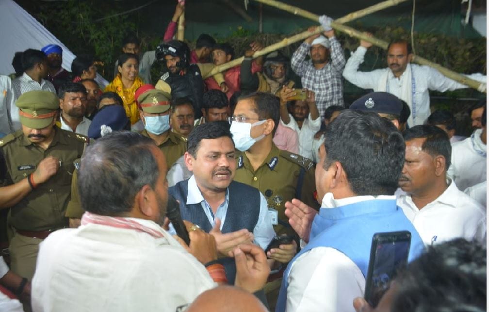 UP ELection 2022 EVM case varanasi samajwadi prty workers protest full night protestors agreed after EVM investigation in presence of observers