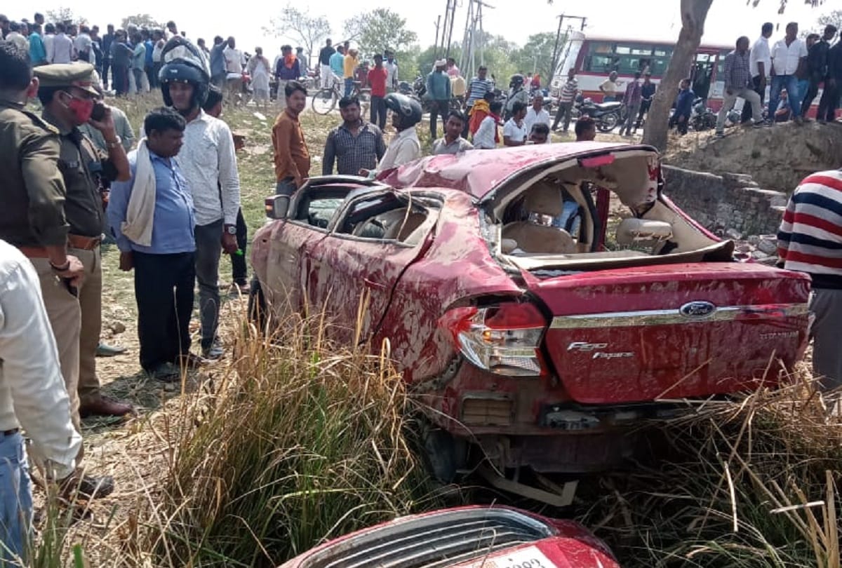 Road accident in Varanasi overspeed car overturned while trampling bicycles youth killed 4  injured