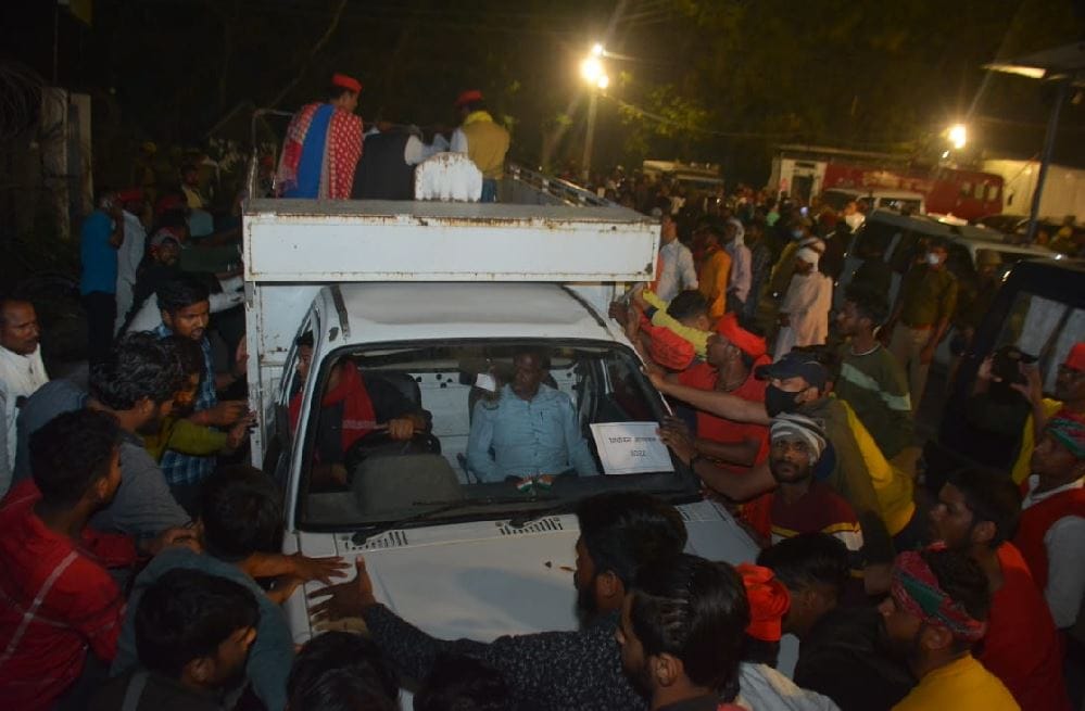 EVM  controversy in varanasi police filed case against 300 unknowns in Attempts to murder and many other sections
