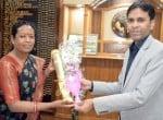 आरती राना को सम्मानित करते डीएम।