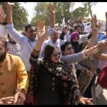 जश्न में डूबे आप कार्यकर्ता।