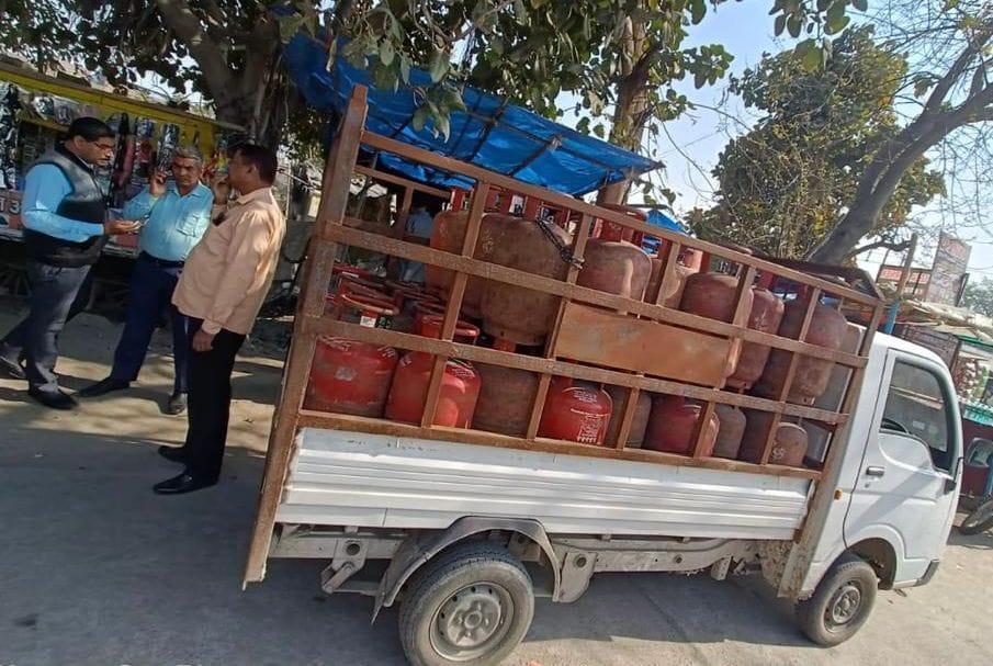 CM Flying caught a car full of 56 cylinders, Food and Supplies Department got it released