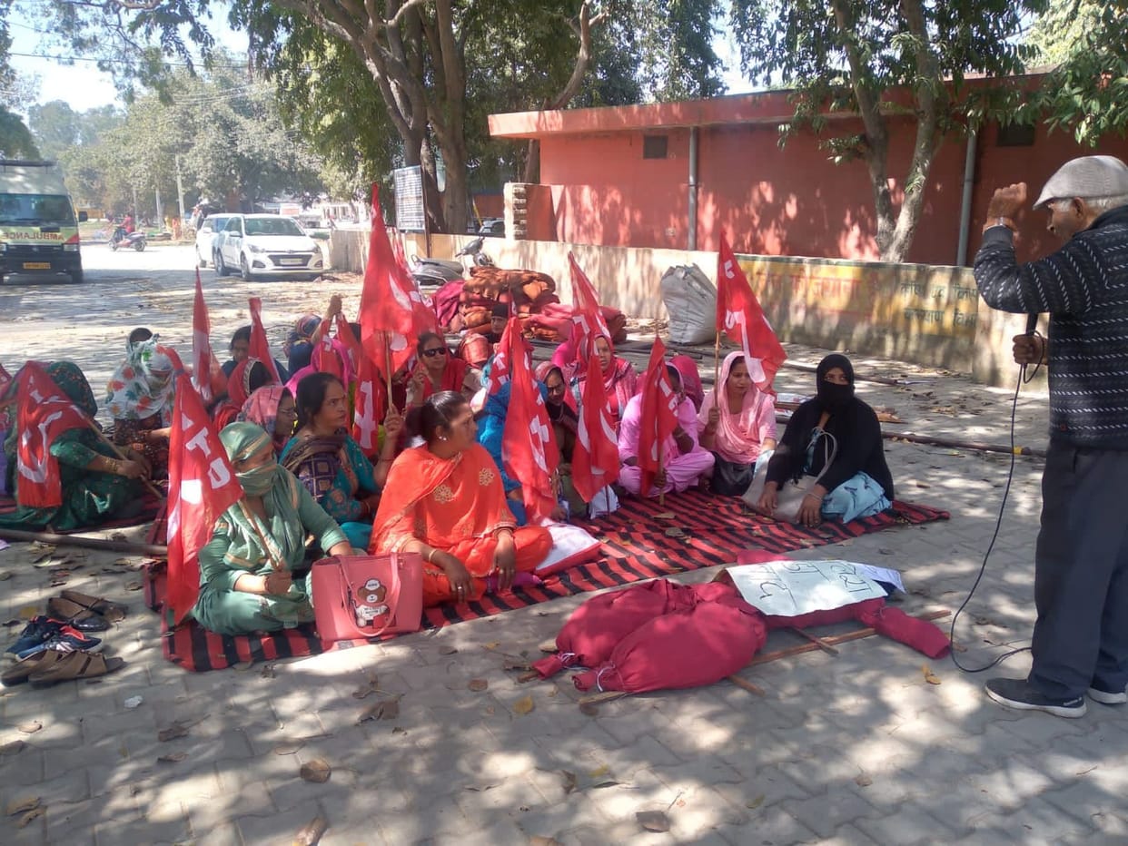 Anganwadi workers demonstrated in front of DC office