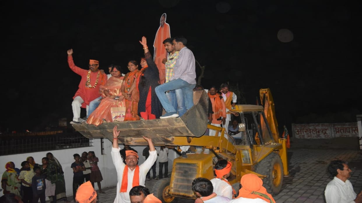 UP Election Result BJP workers celebrated Holi with saffron color, took out procession on bulldozer