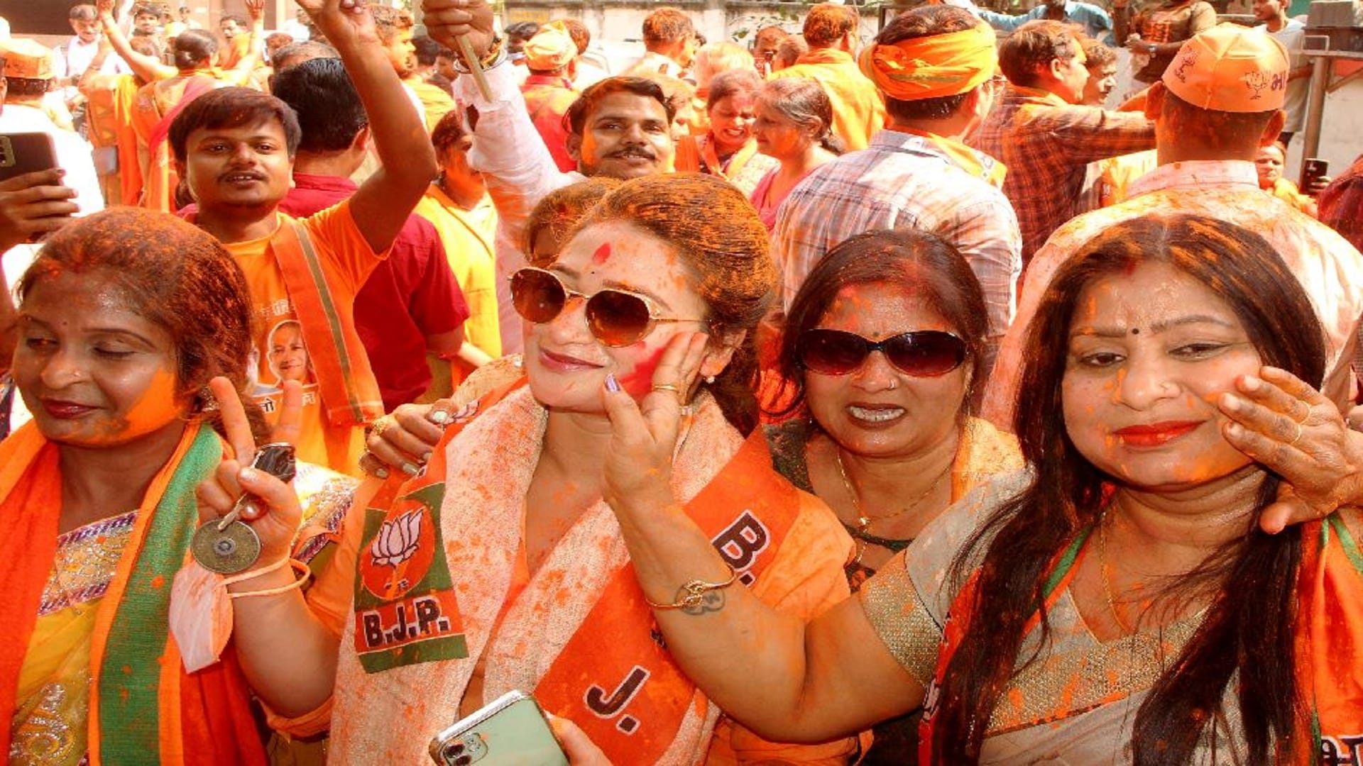 UP Election Result BJP workers celebrated Holi with saffron color, took out procession on bulldozer