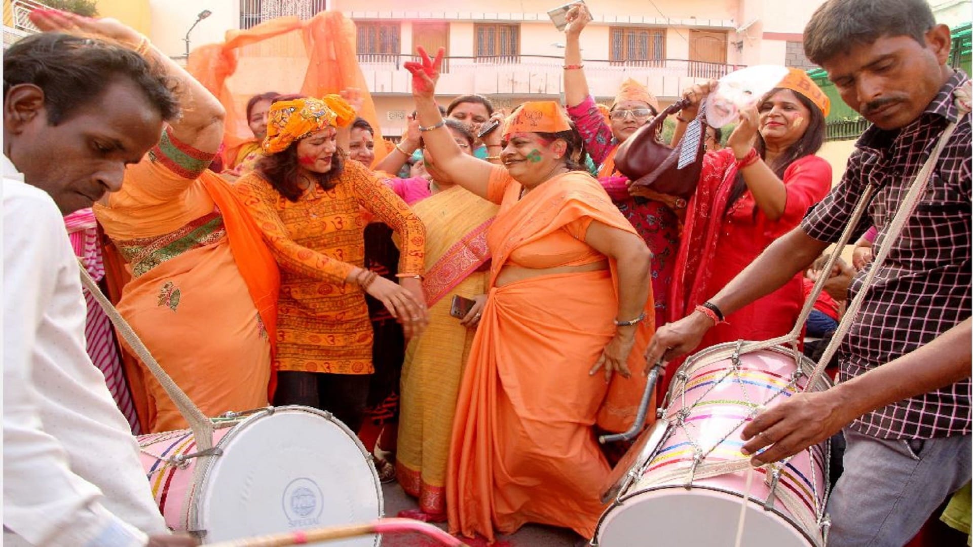 UP Election Result BJP workers celebrated Holi with saffron color, took out procession on bulldozer