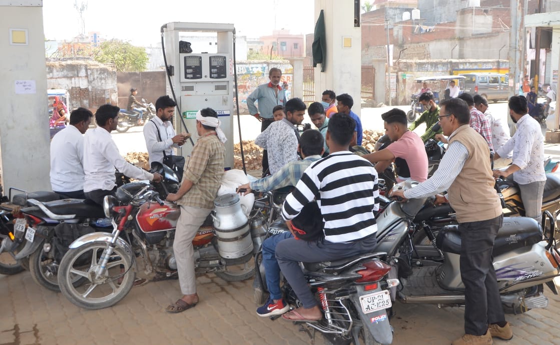Crowd at petrol pumps